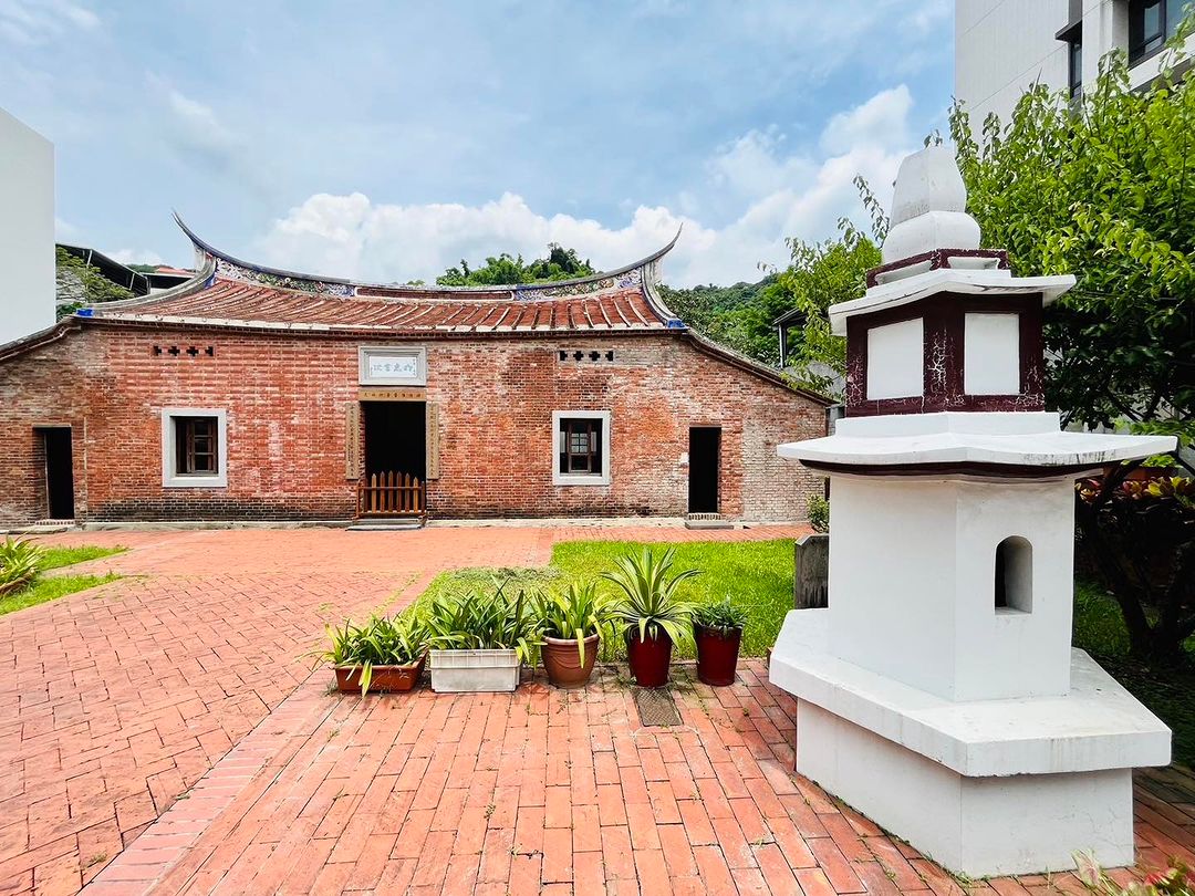  明志書院是北台灣的第一間書院，當時規模頗大，左右共有12間廂房