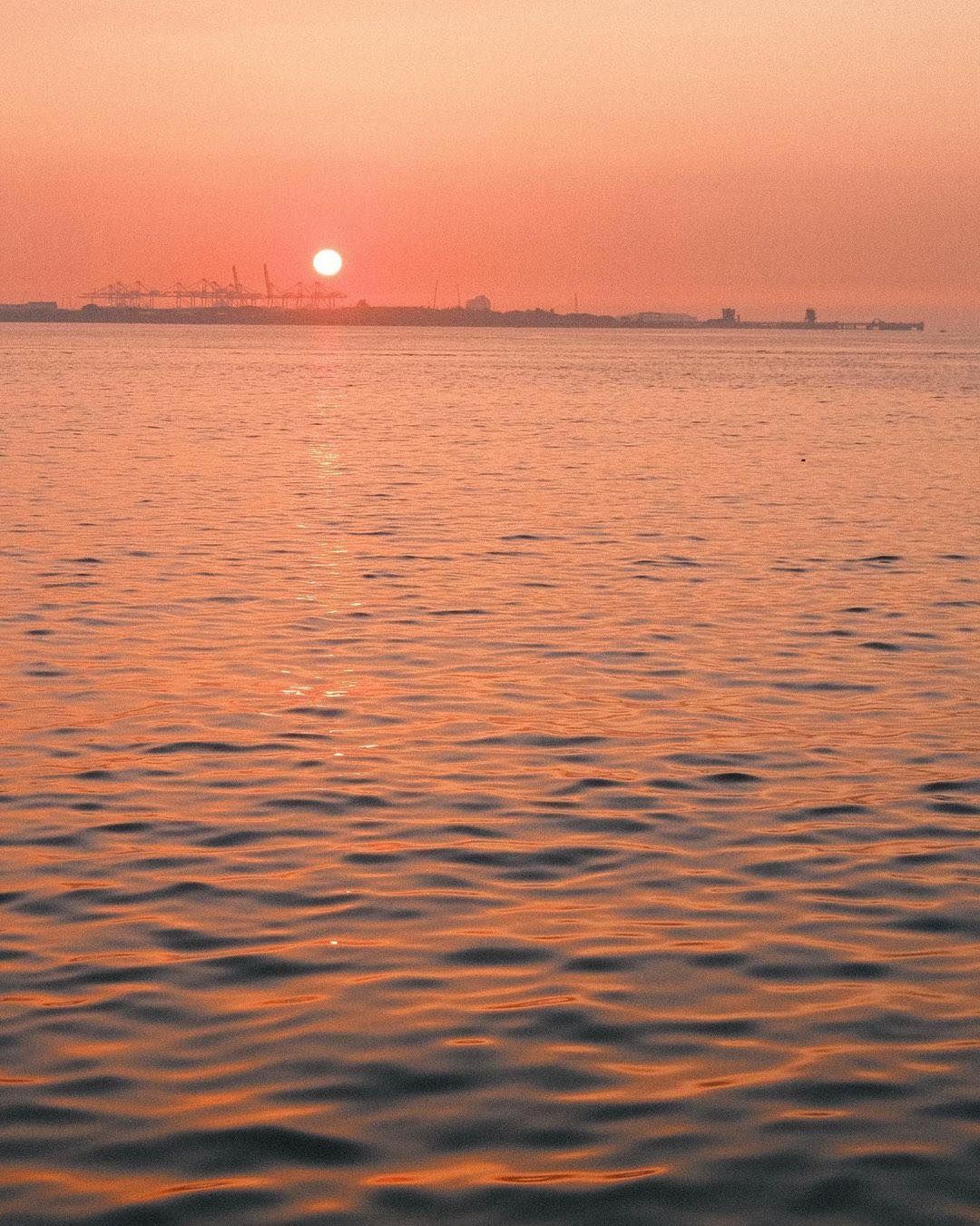 漁人碼頭位於淡水河出海口右岸，以夕陽餘暉著稱