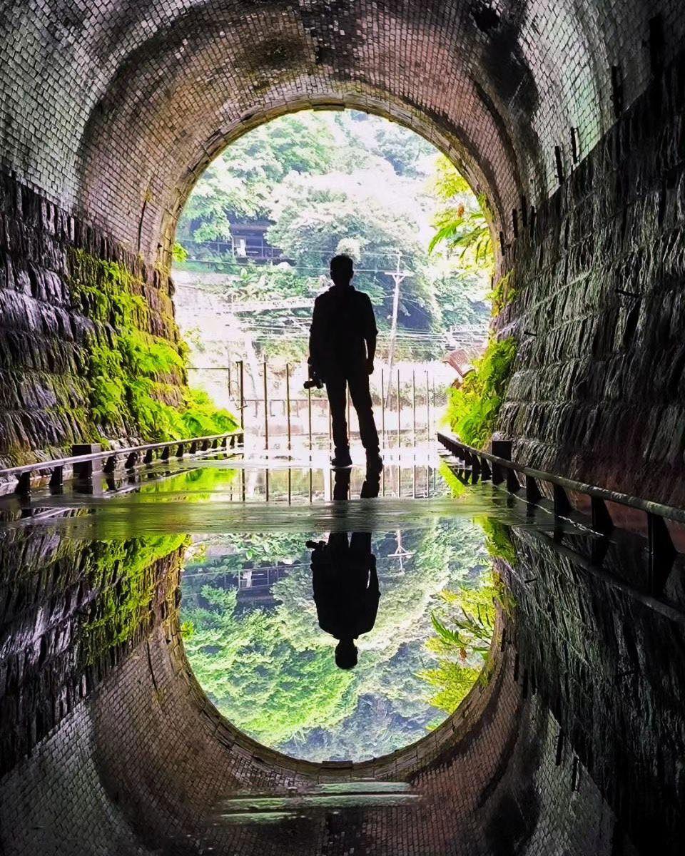 你看過這夢幻的鏡面隧道嗎？彷彿時空靜止，心靈回到了澄淨~