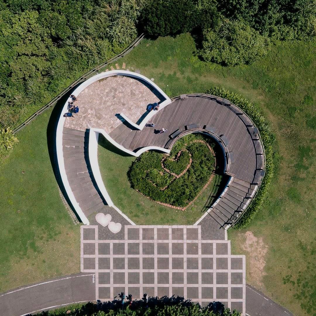 這是可以遠眺龜山島的觀景台，位置約在台2線濱海公路107公里處，為舊草嶺環狀線自行車道的中繼站，也是環島必經景點，數數看有幾個愛心呢？