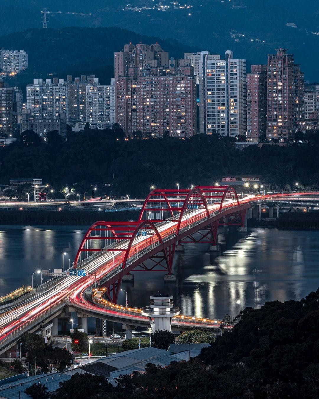 連接八里與北投的紅色大橋，點綴了淡水河的風光，從沿岸欣賞夜景，有如河上的閃閃星光~