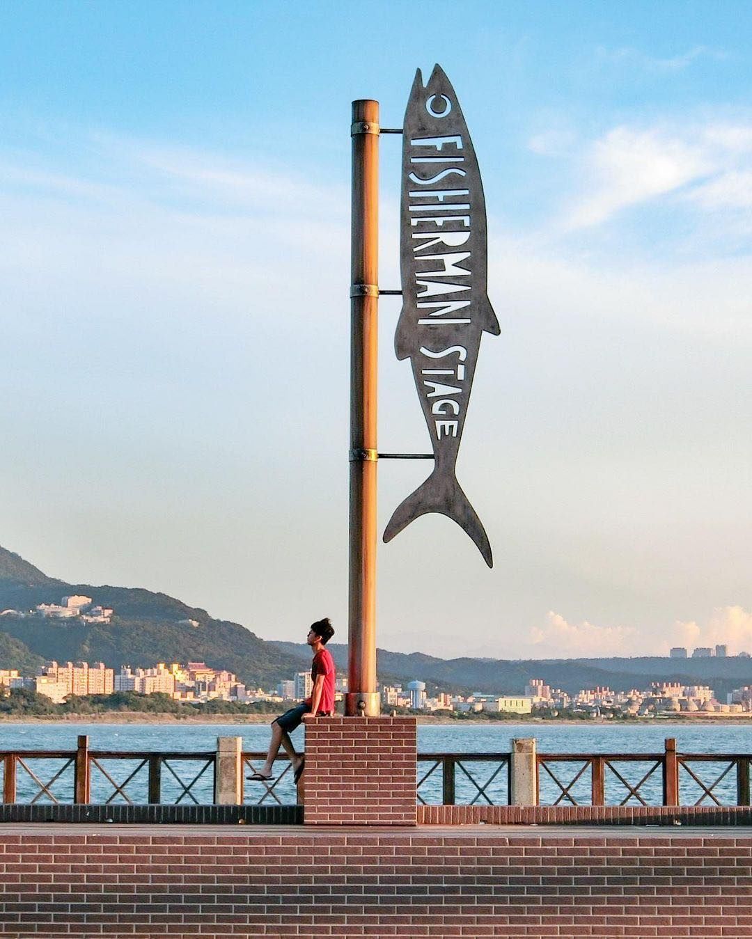 來淡水享受開闊的河景、欣賞夕陽餘暉吧！看到這隻鰆魚旗幟的旗杆，就知道漁人舞台 "Fisherman Stage" 到囉~