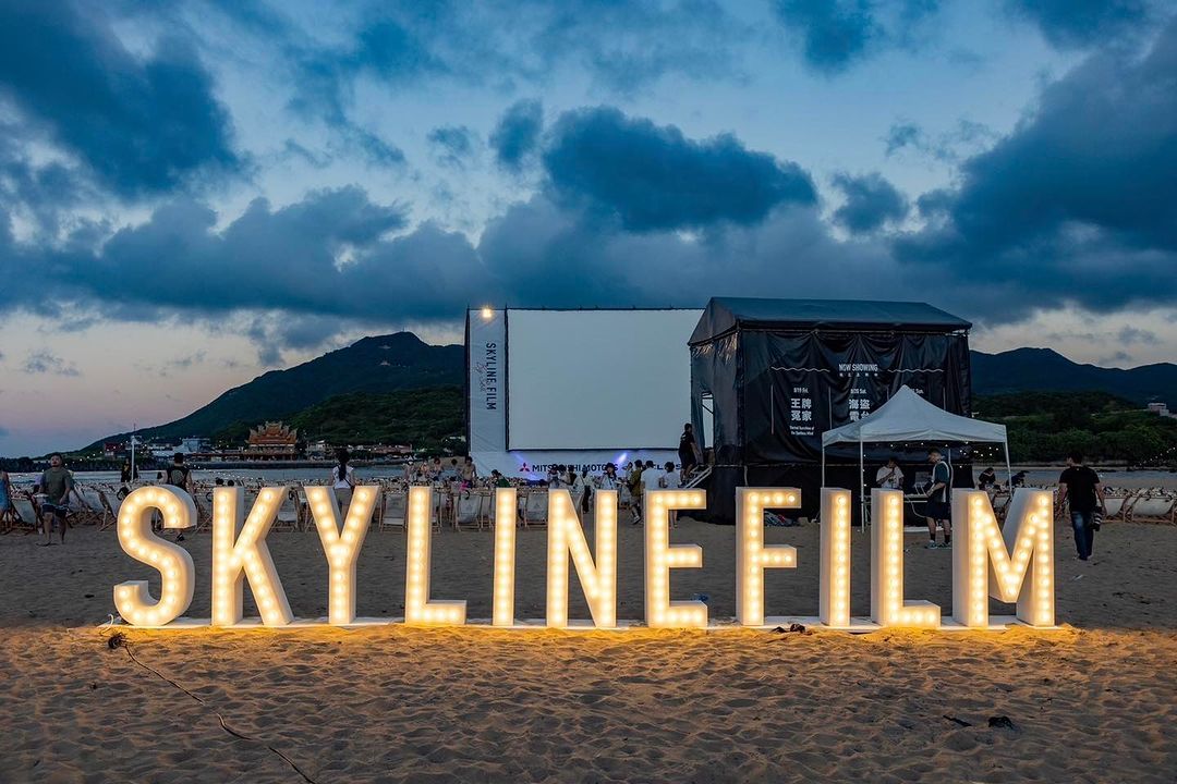 還有什麼比在沙灘躺椅上看夕陽配電影更chill?