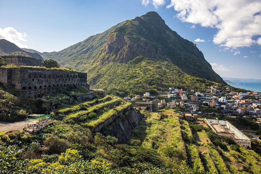 水湳洞選煉廠遺址，又稱為十三層遺址，座落於陰陽海附近，昔日為提煉金銀銅礦的選煉廠，如今成為遺址，荒涼中帶著一股壯麗的美感 有機會經過不要錯過囉！