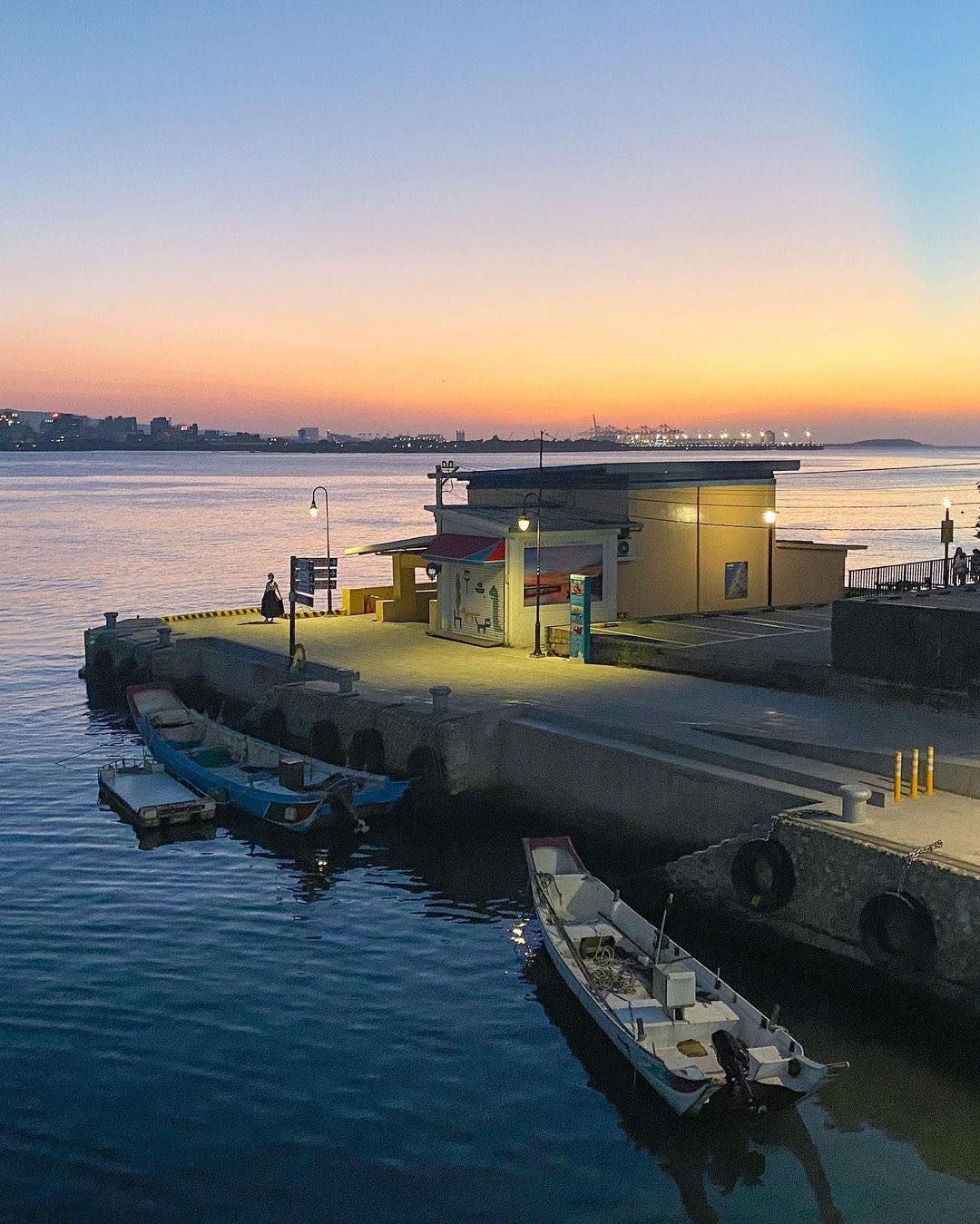 淡水第一漁港，舊名滬尾魚港，在日落時分，顯得格外安靜、小巧、可愛