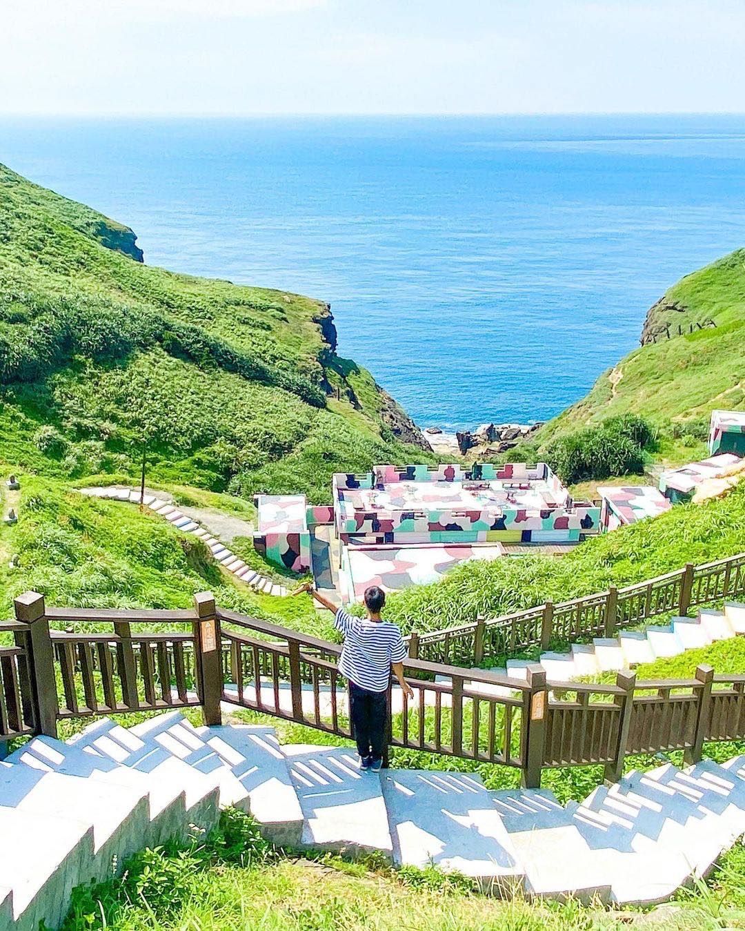 隱藏在山谷間的迷彩建築,可以同時欣賞山海美景