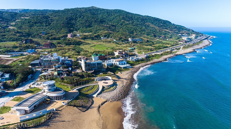 擁有灣口內凹沙岸地形的中角灣，在四季北風的吹拂下，帶來一波又一波的浪花，成為北臺灣絕佳的衝浪點