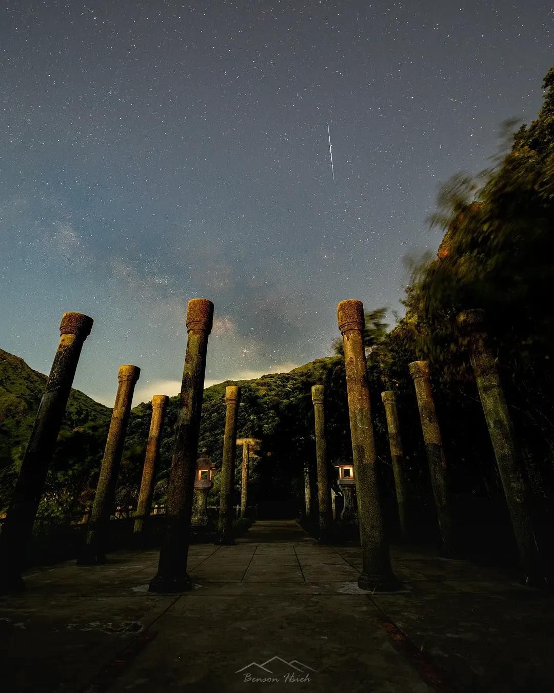 仔細看，有流星！從黃金博物館旁上山約20分鐘，就可以來到這個神秘景點 