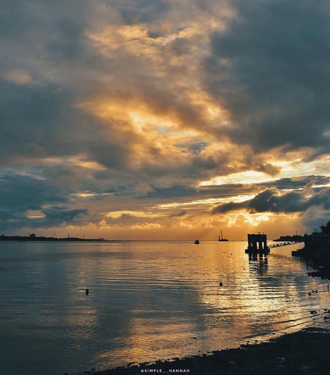 Let’s welcome hump day with these crimson clouds.