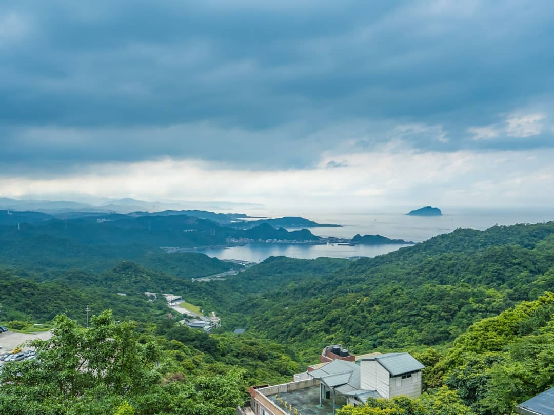 Let’s describe this photo in one word.