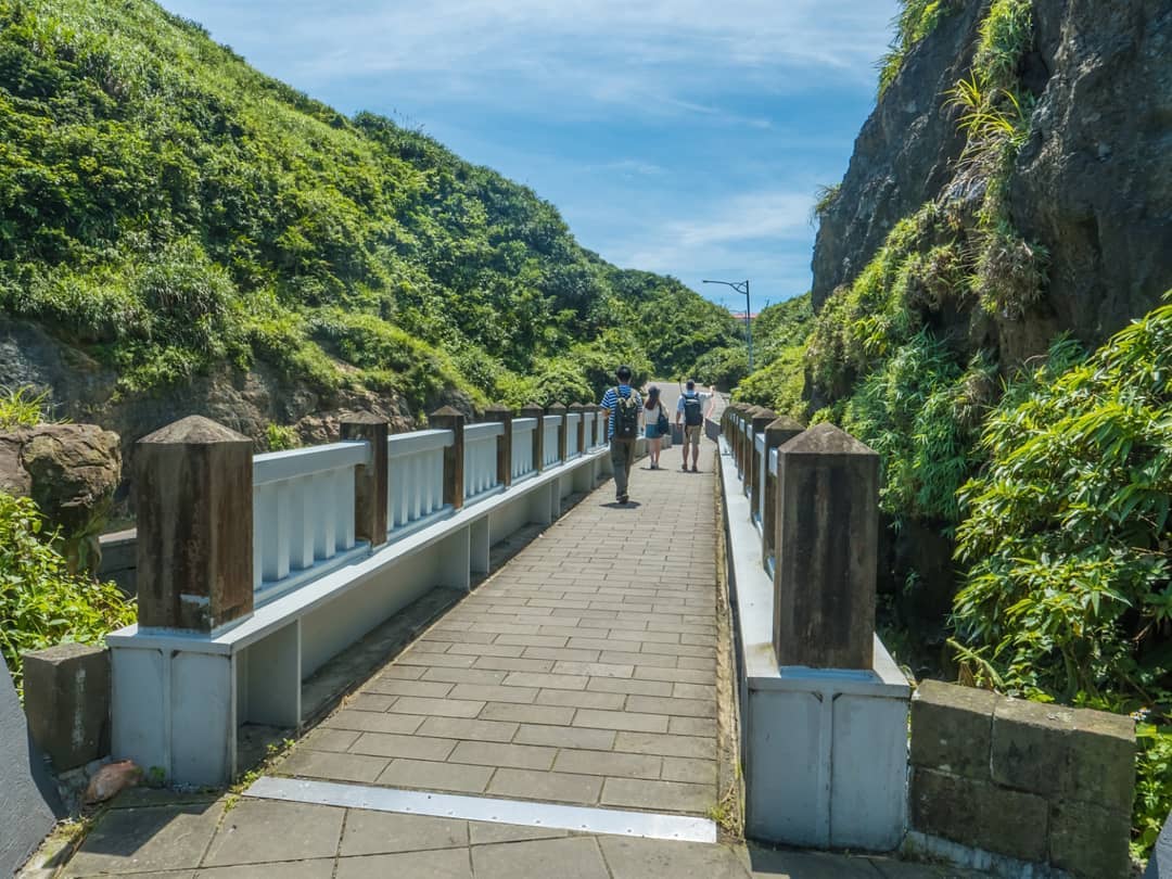 出門踏青記得補充水分並保持社交距離喔.