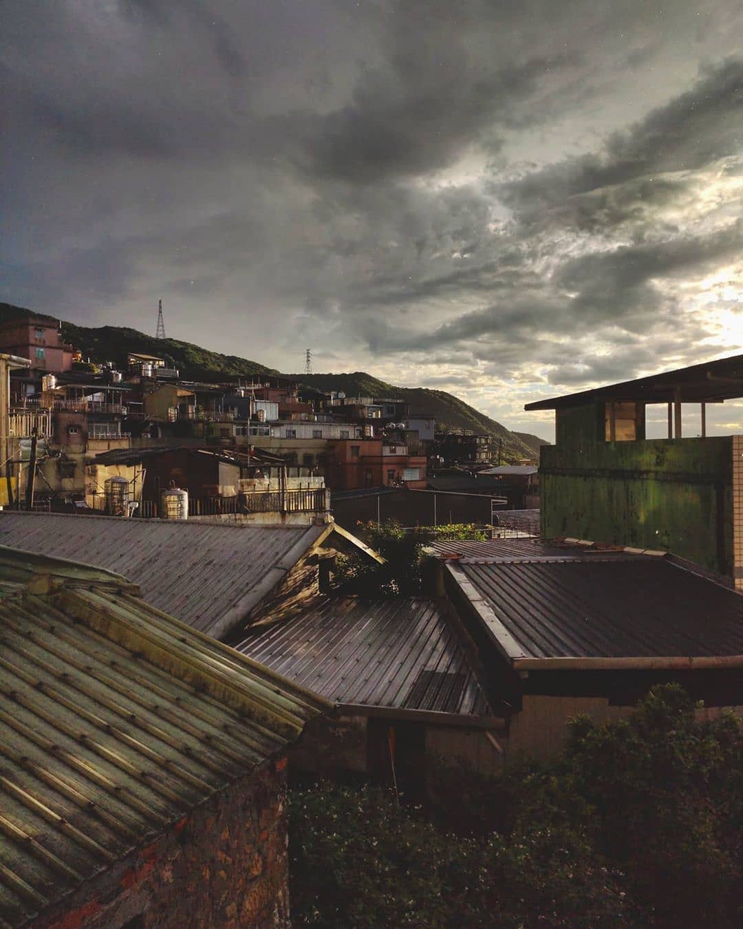 The sunlight set off by white cloud, is beautiful like a painting.