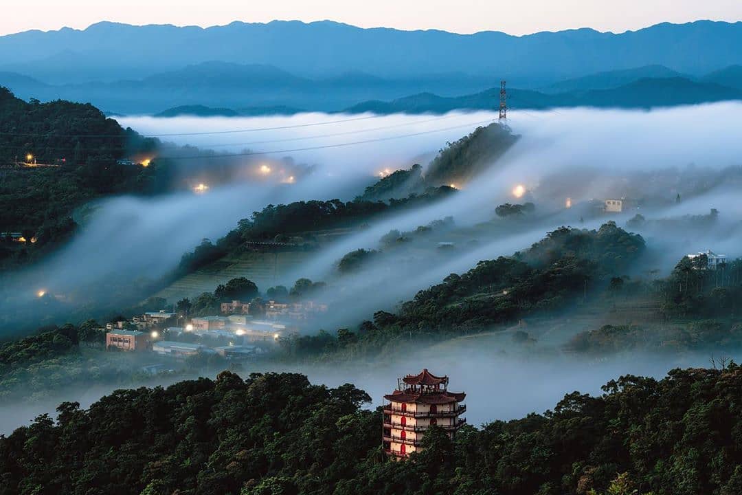The intoxicating beauty of sea of clouds, as if in a paradise.