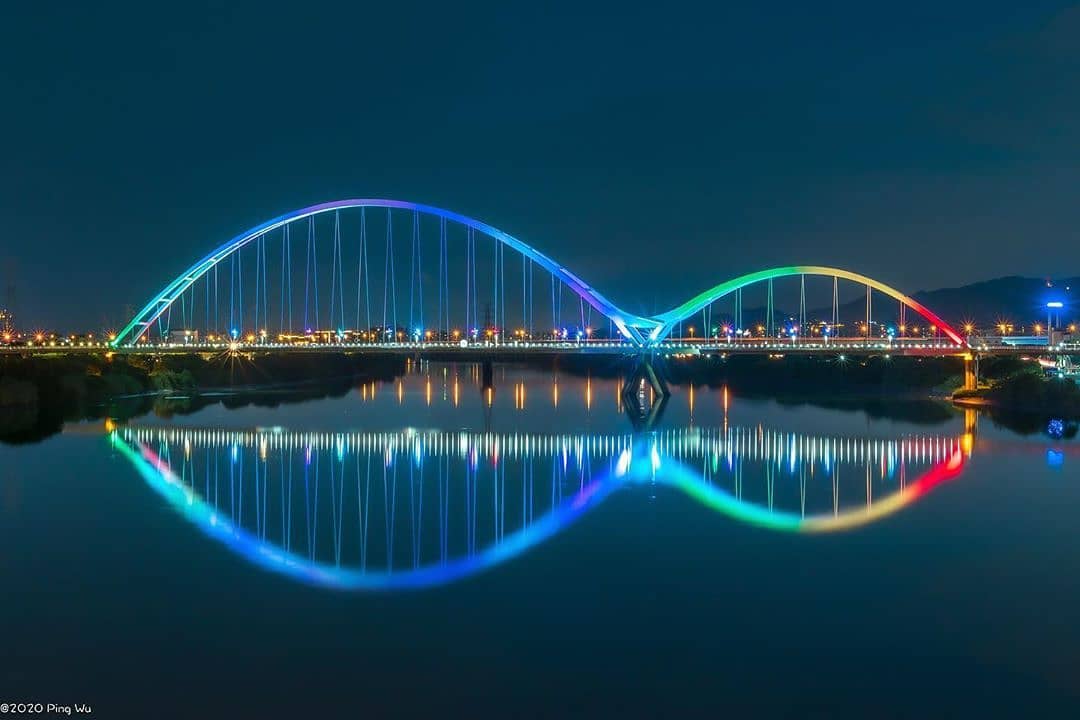 Night view of the Crescent bridge, formed two circles in the reflection.