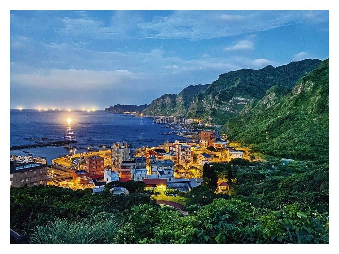 Overlooking the most beautiful road, mountain and sea views, all in sight.