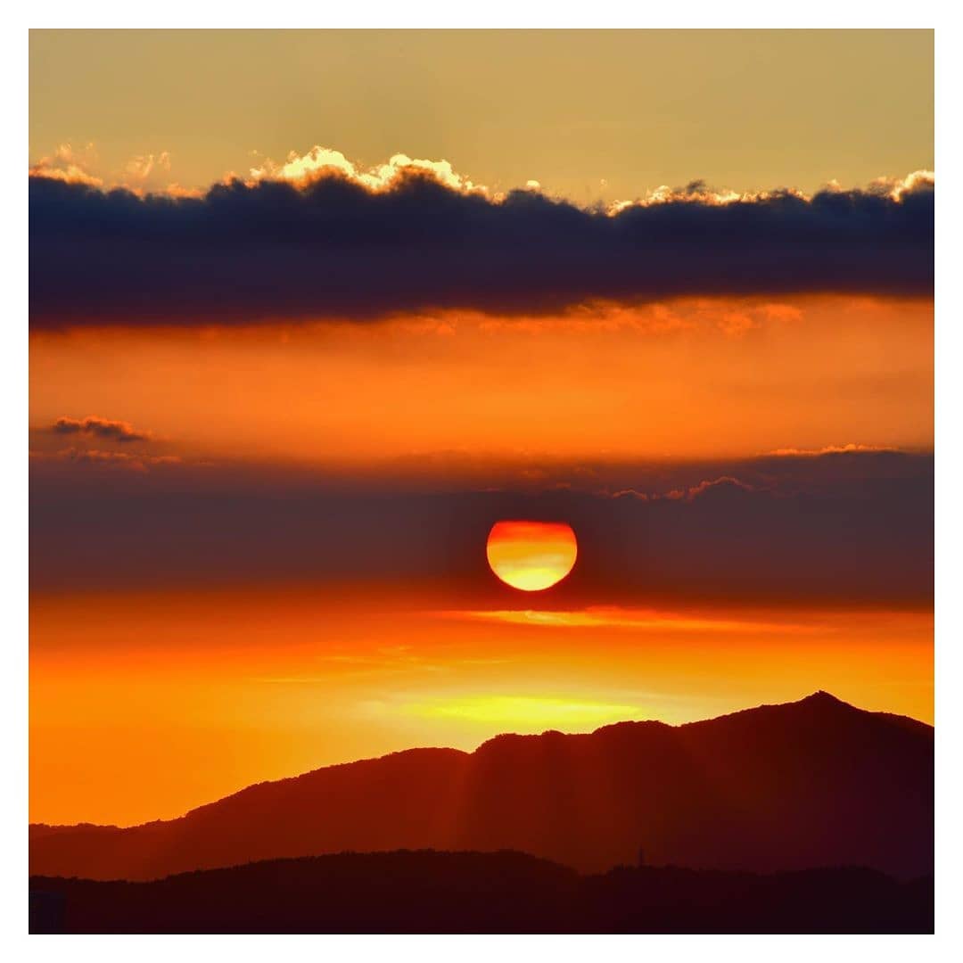 Romantic sunset, ever-changing beautiful scenery.