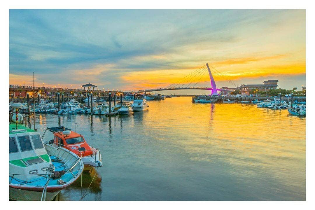 The Lover’s Bridge accompanied by golden sunset, is a good place to go for a date.