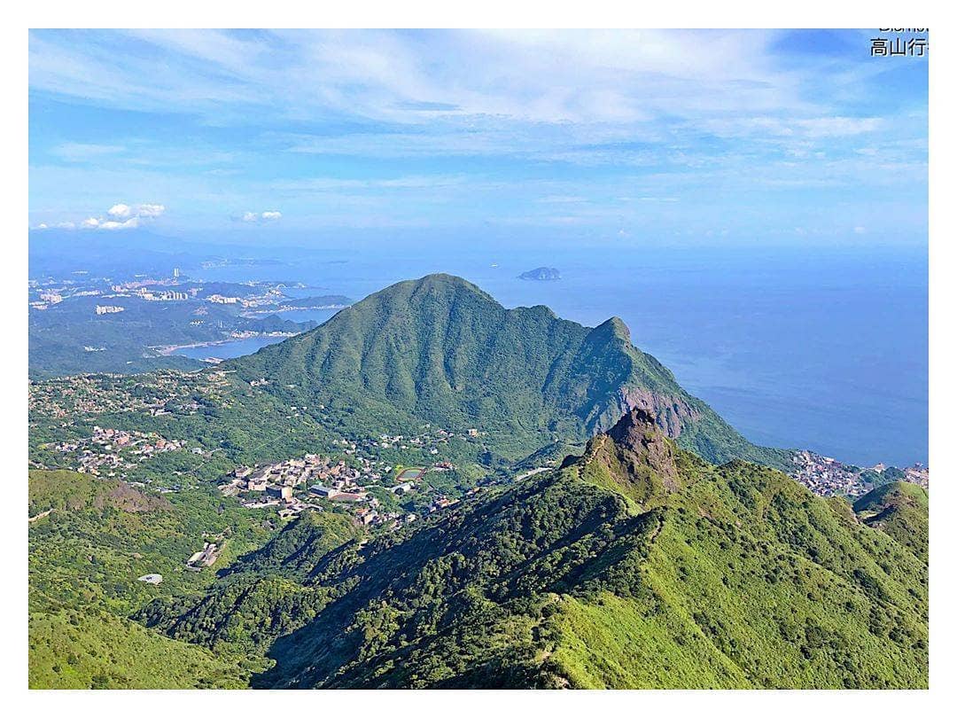 Struggling up just to see the invincible mountain scenery.