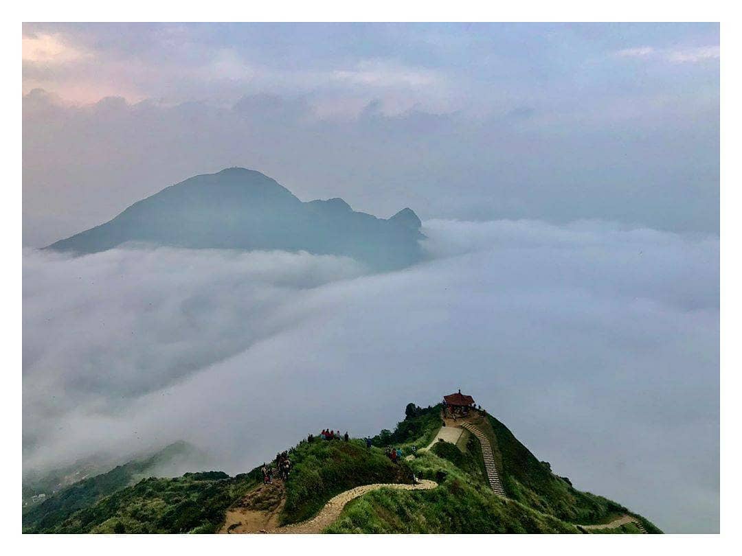 Sea of clouds on the Teapot Mountain, intertwined into a beautiful picture.