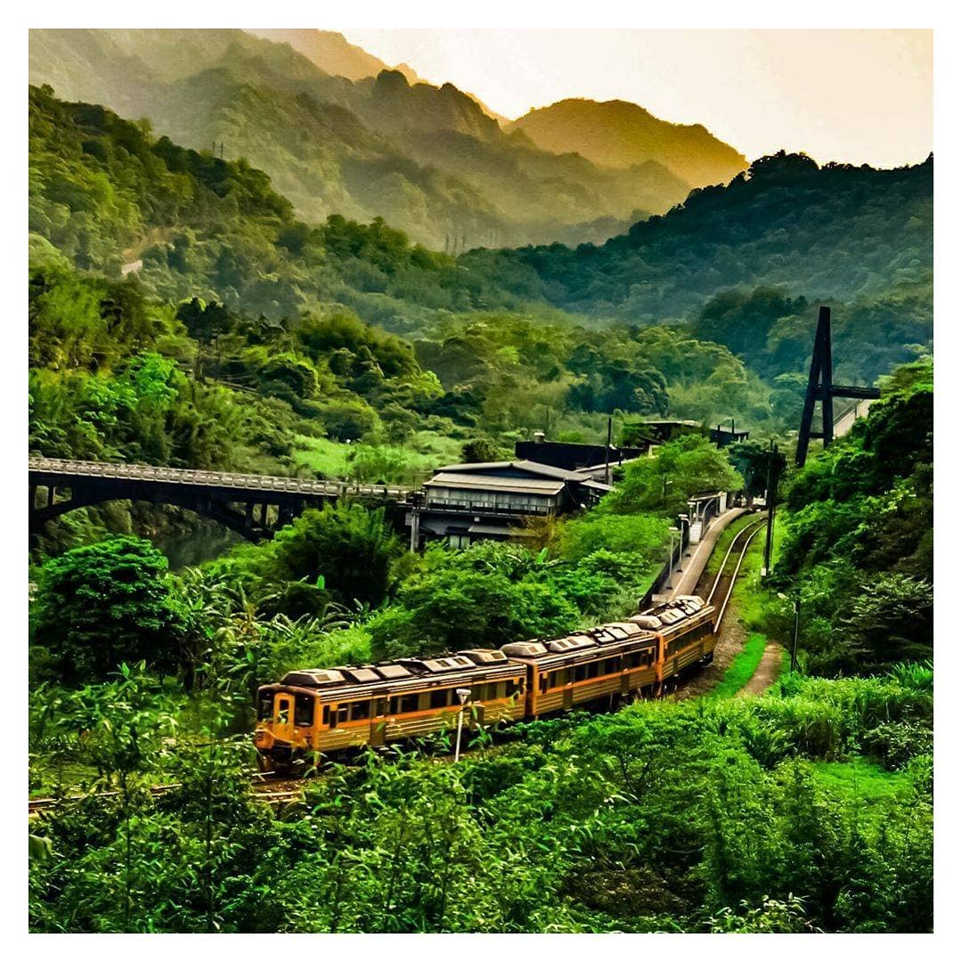 Picturesque landscape painting, capture the most special moment of Wanggu station.