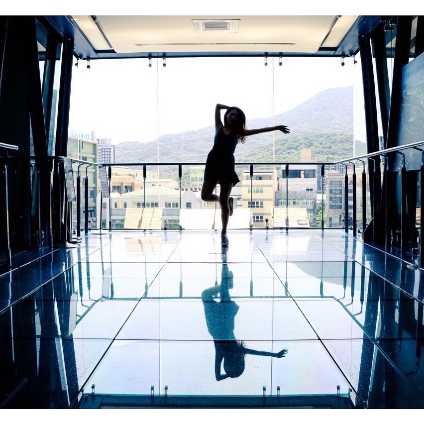 生活有時候並不可愛，但你得學會，在任何時候都能翩然起舞。