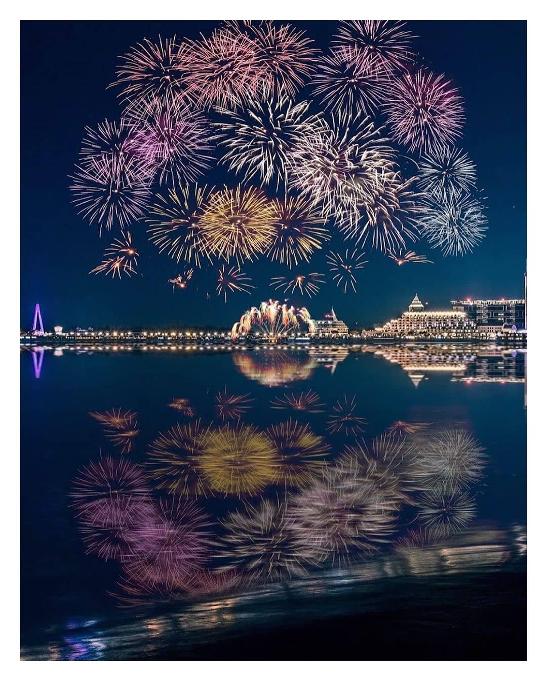 Enjoying fireworks with the person you like, is a good timing to confess.