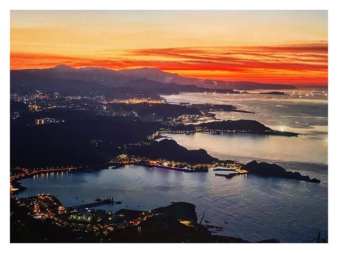 Night falls, fell in love with the romantic style of the distant view.