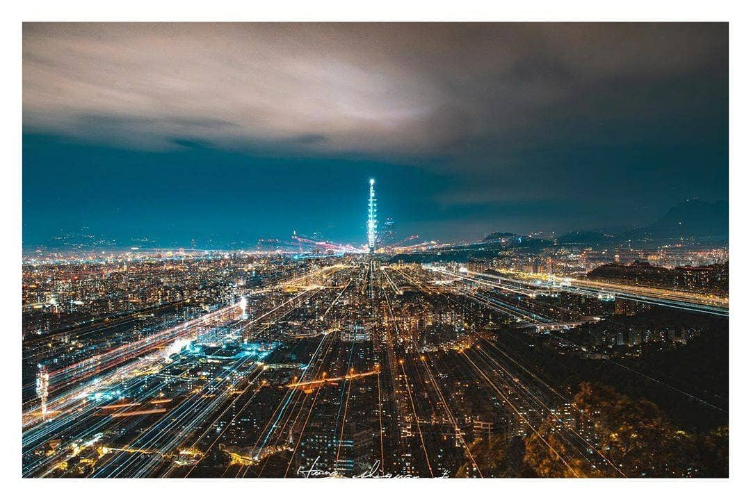 Overlooking the sky of New Taipei City which is full of technology, brought impact to visual.