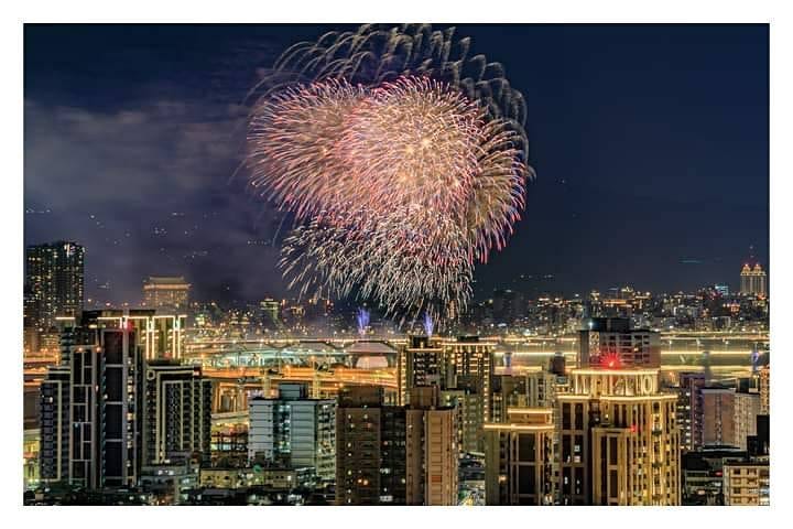 Looking back at the fireworks show, it's so beautiful at that moment.