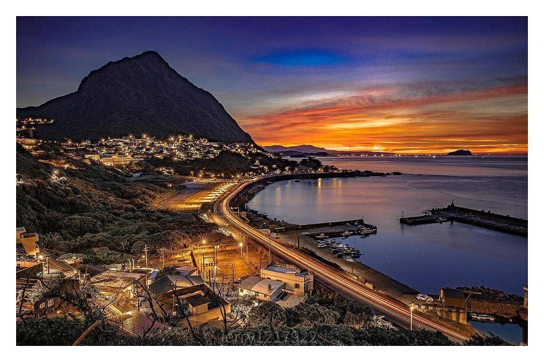 The setting sun created an orange shocking world.