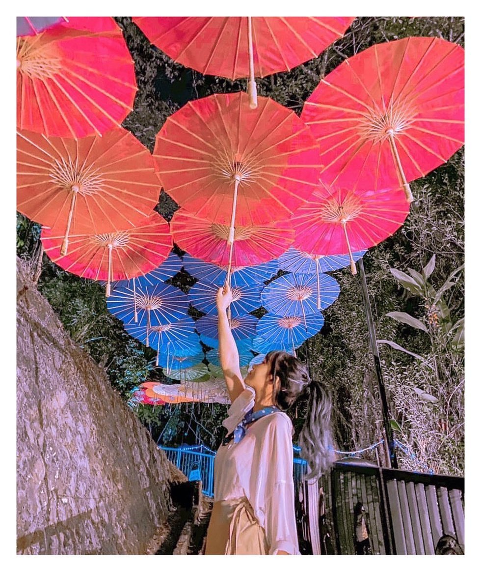 來自菁桐的裝置藝術，用紙傘變成一道彩虹。