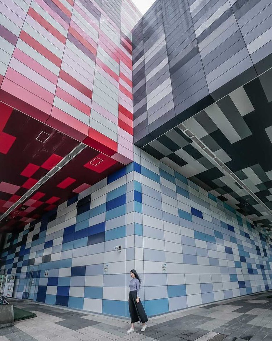 走在人生的交叉口。