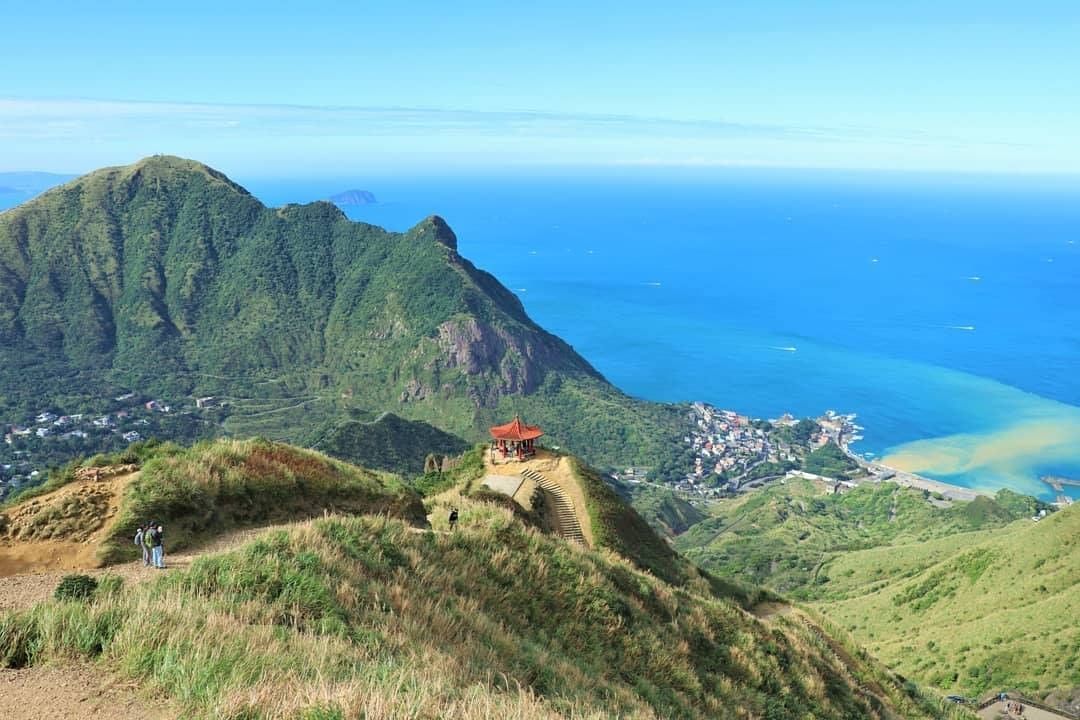 我昂首在山頭，迎接海風的挑戰，不要害怕挫折，山與海的寬闊，是我最溫柔的後盾。