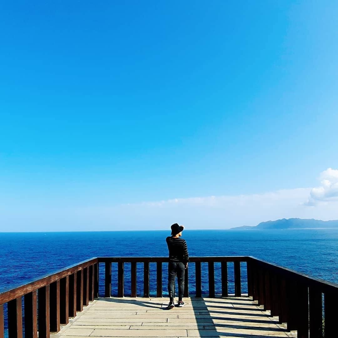 看這一望無際的藍天、大海，頓時覺得心也開闊了。