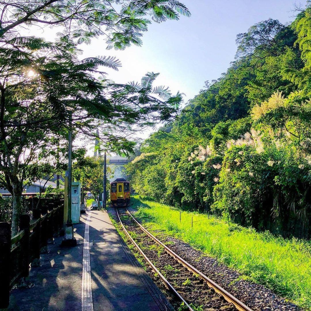 山林秘境，列車駛入，訪古尋幽的過客，到了。
