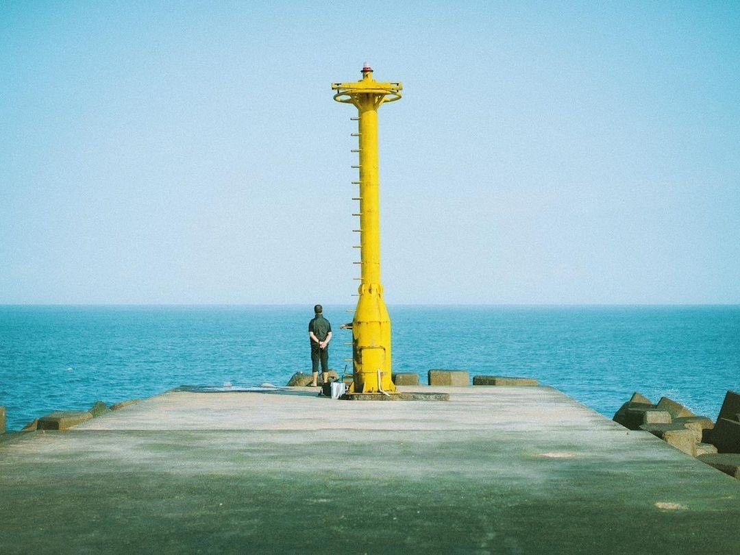 海闊天空之下，渺小而堅定。