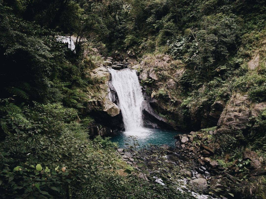 隨著瀑布一起傾瀉而出的，是奮力奔向未知的水珠