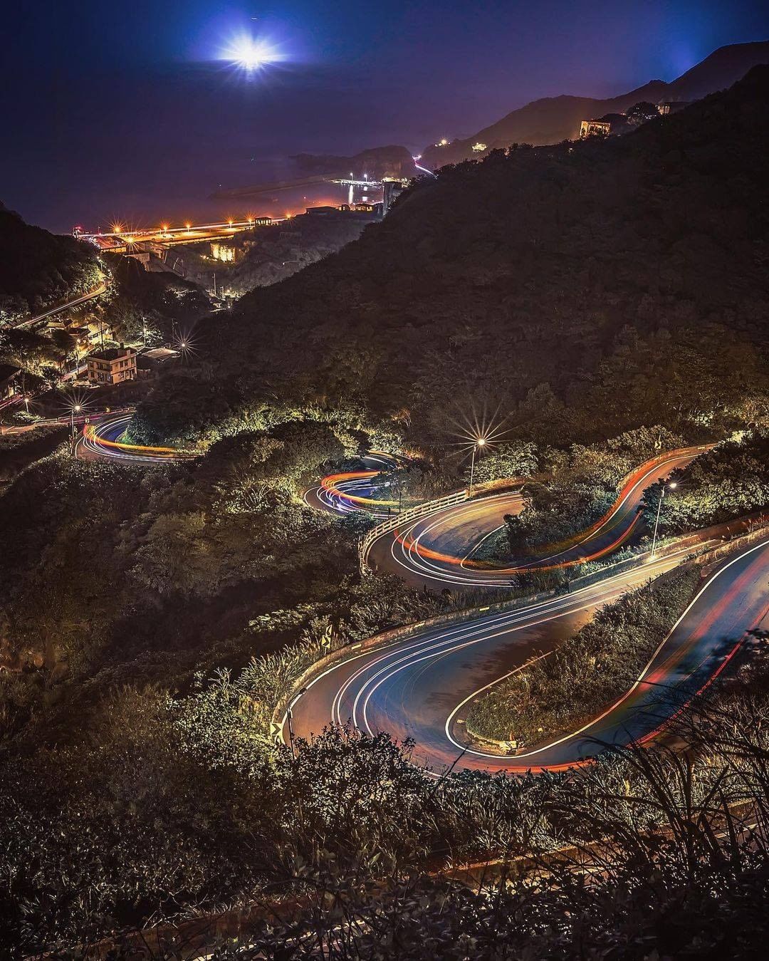 蜿蜒的金水公路，是取多汽車廣告喜愛的取景地點，在公路上方的景明亭，便可將整個金水公路一覽無遺。