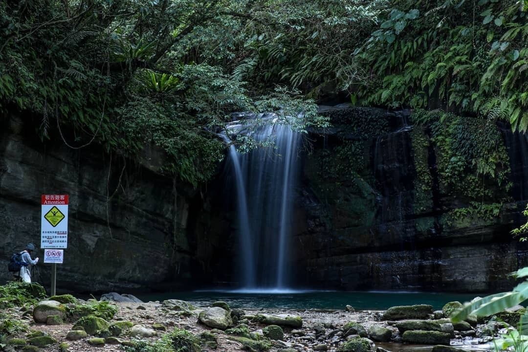 山林隱密處，聽潺潺流水聲。