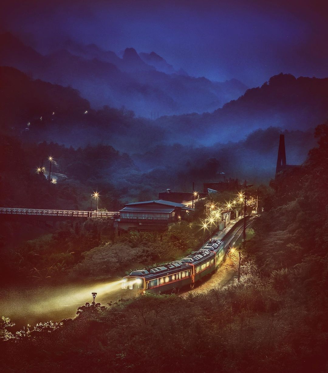 雲霧繚繞，列車緩緩行駛，準備好了嗎？