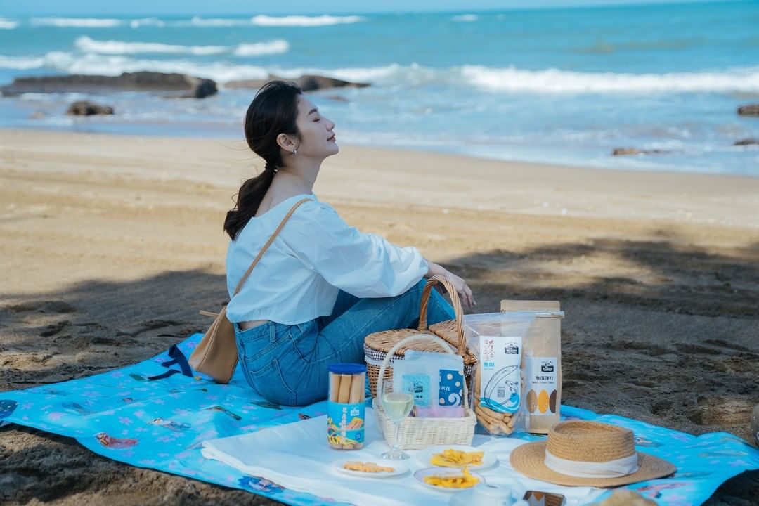 在沙灘上也可以野餐 ⁽⁽٩(๑˃̶͈̀ ᗨ ˂̶͈́)۶⁾⁾