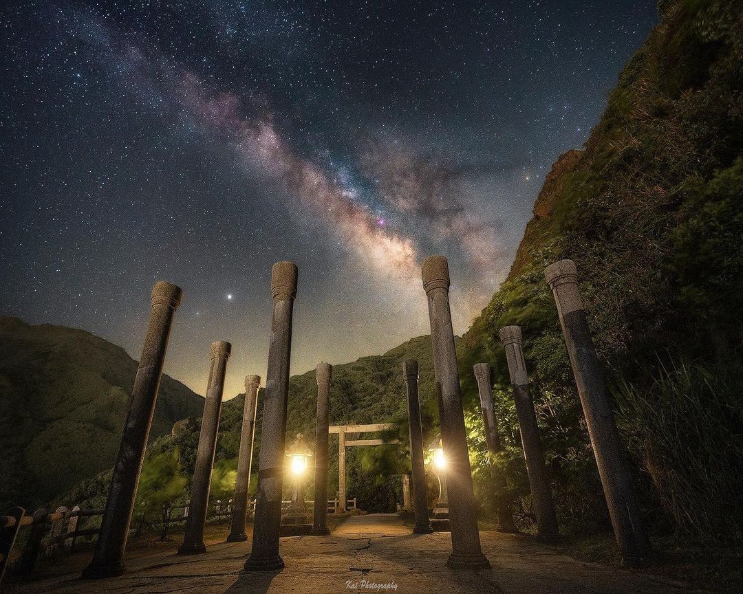  原名叫金瓜石神社，因開採金礦，被後人稱為黃金神社，雖然現在來這可能採不到金礦了，但是能看到如此的美景，是黃金都買不到的吧！