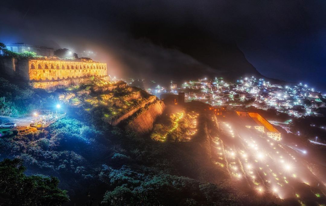 白天看是古城遺址，一到晚上卻成了璀璨的宮殿 
