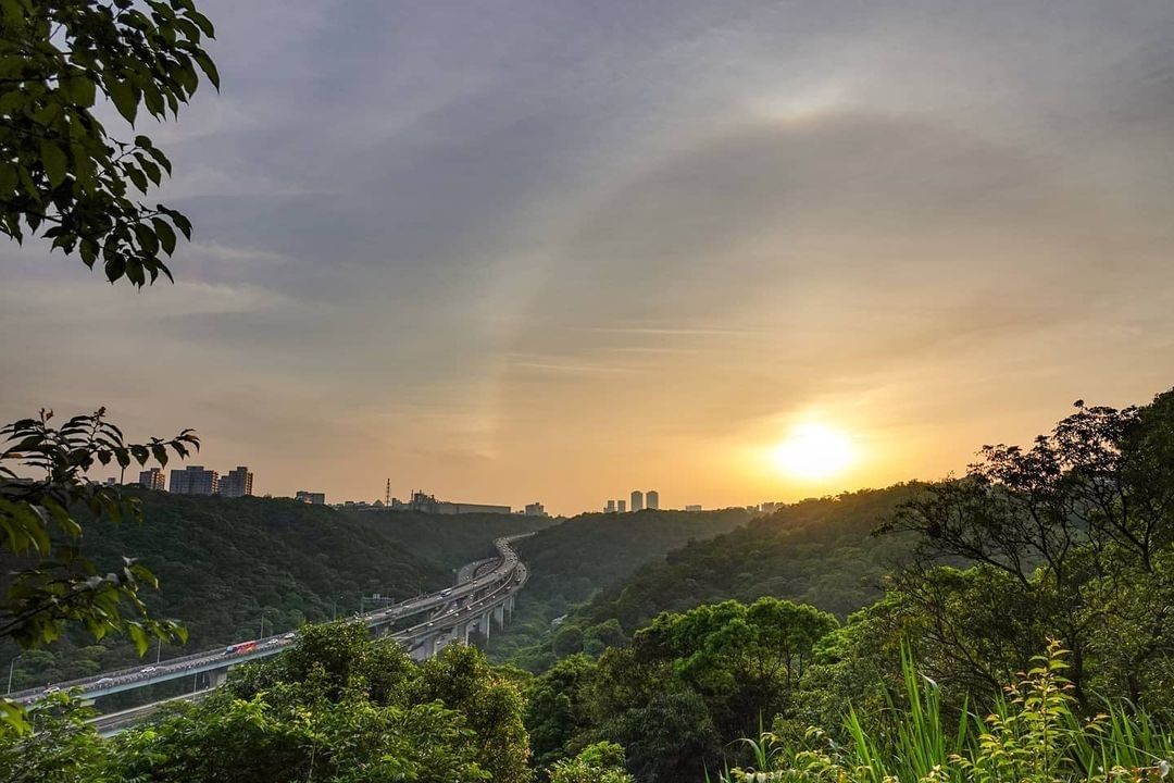 落日的餘暉渲染著天空，金黃色的光照得心暖暖的 (つ´∀｀)つ