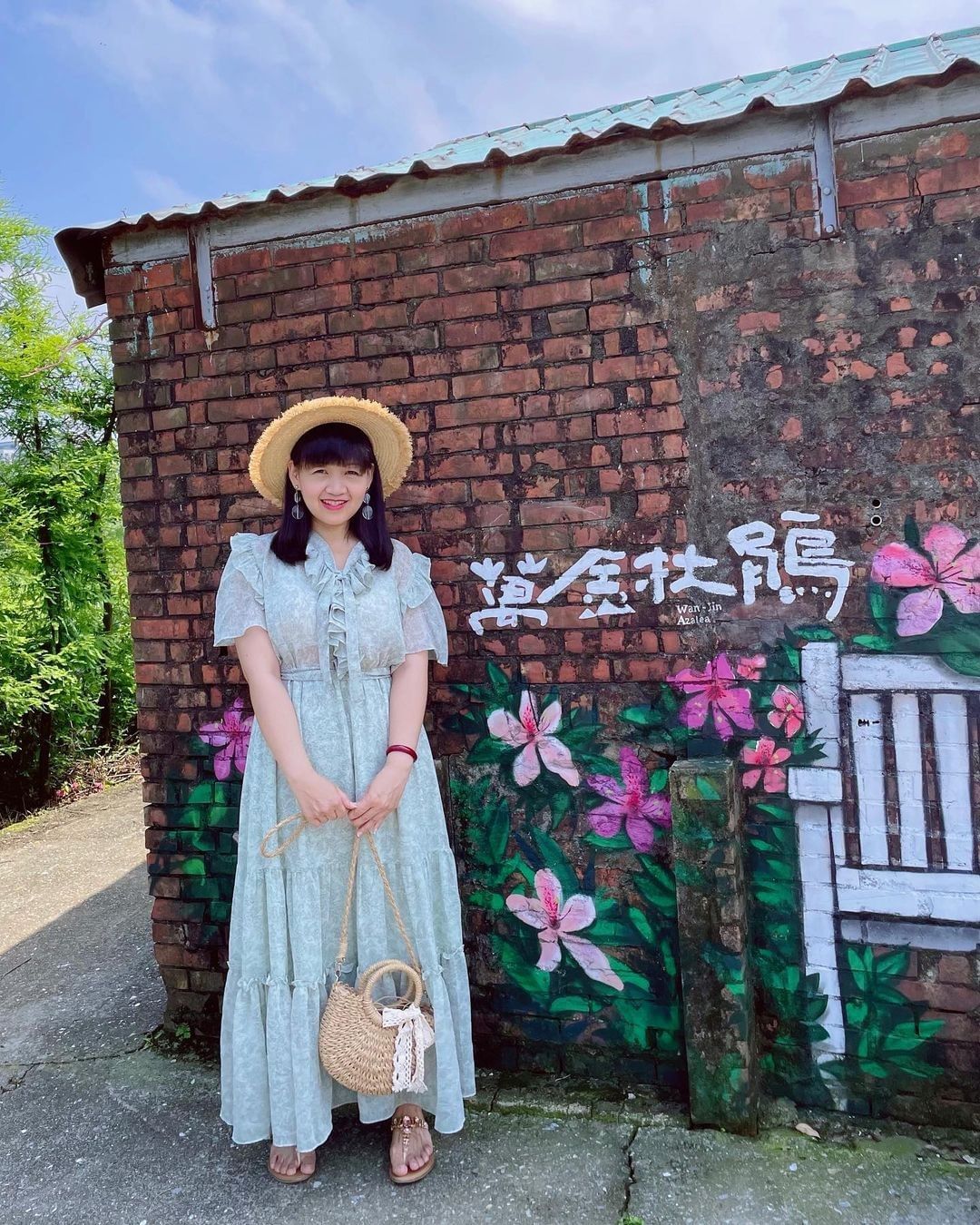 藝術家以鮮豔的色彩，細膩的手法，讓磚瓦上也能盛開美麗的杜鵑花。