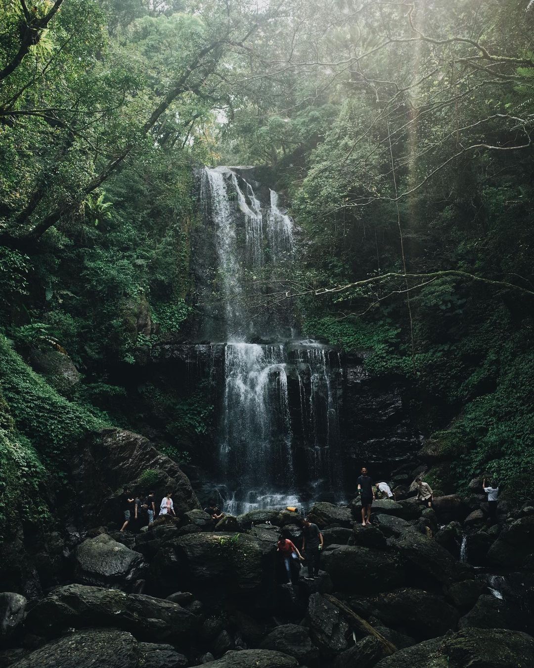 充沛的水量傾瀉而下，陽光穿透濺起的水霧，猶如在人間仙境般。