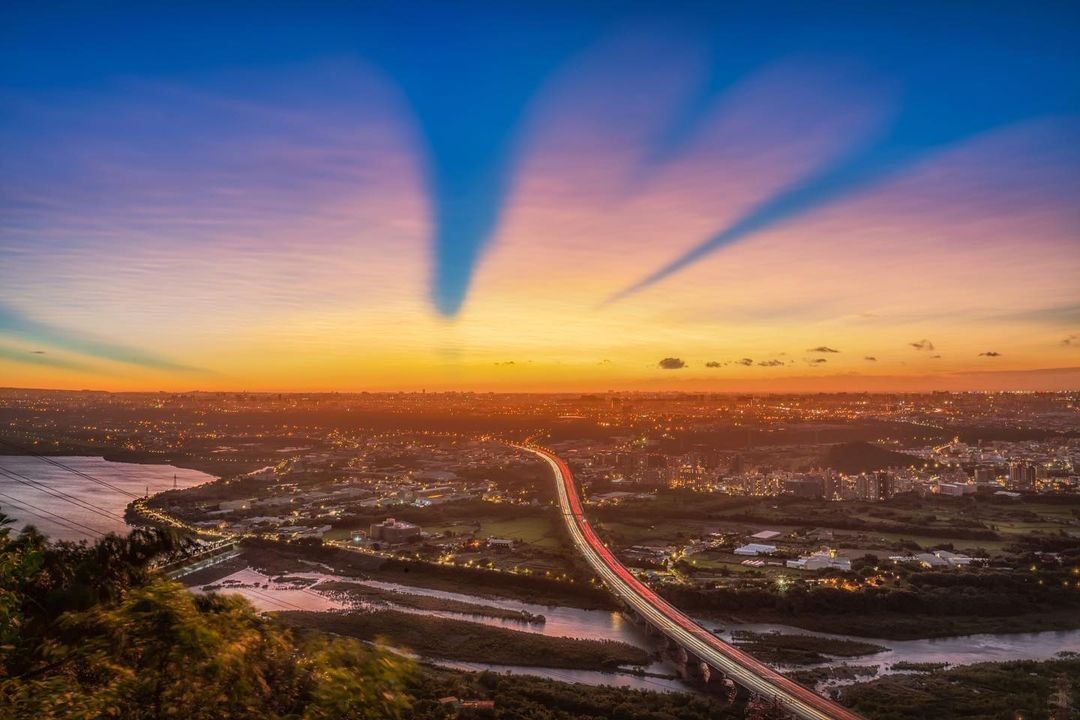 夕陽的餘暉照在這片大地上，金黃色的晚霞將藍天映照得閃耀動人。