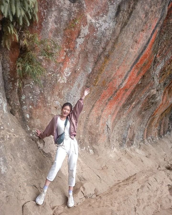 天然的七彩岩石，是隱藏在鳶山裡的一幅畫作 🖼