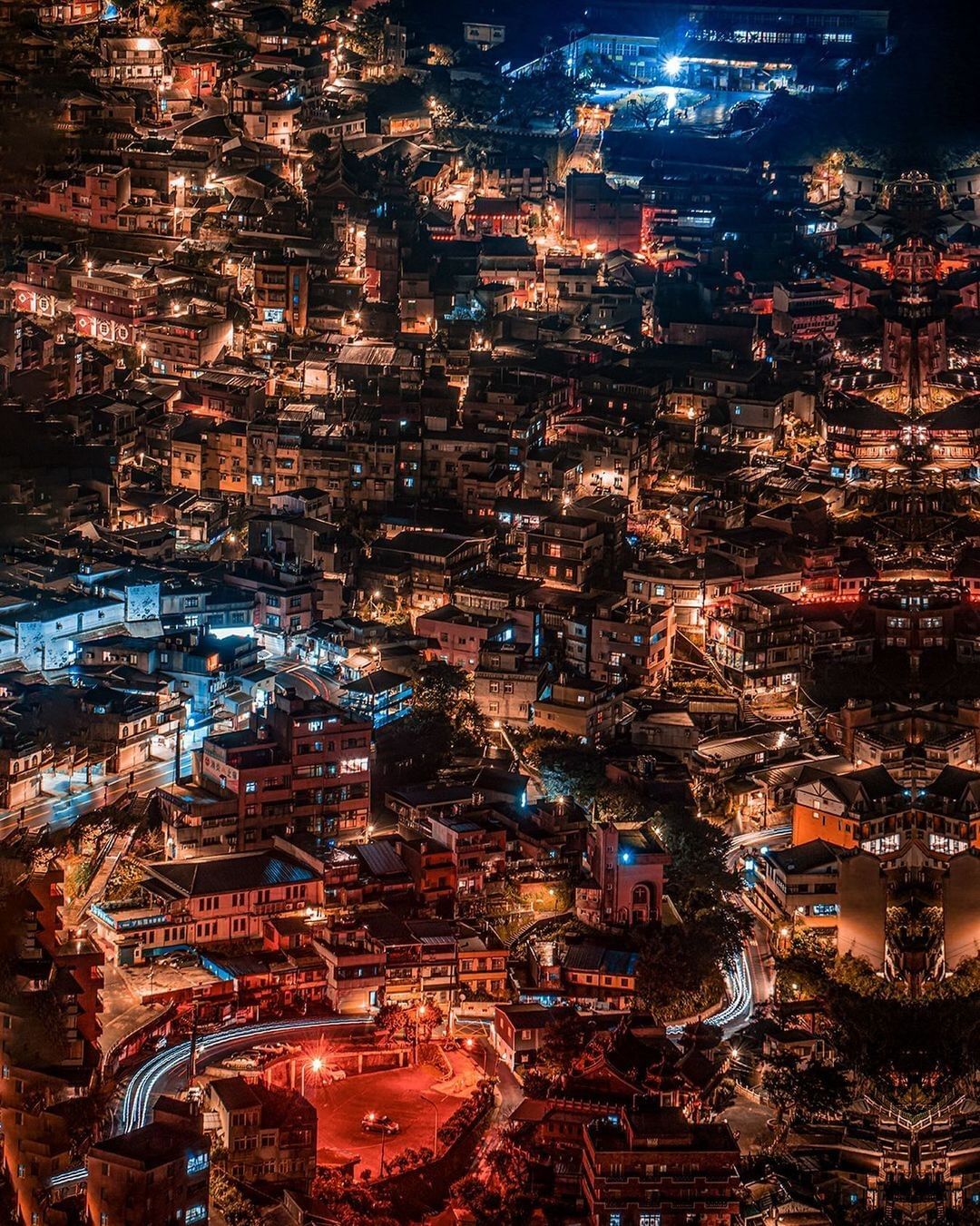 登上基隆山，映入眼簾的便是這璀璨的黃金城，有種置身於動畫裡的錯覺。