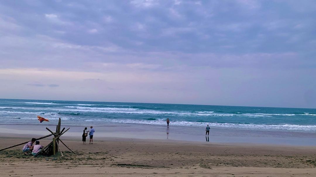 漫步在沙灘，在碧海藍天的映照下，令人心曠神怡。